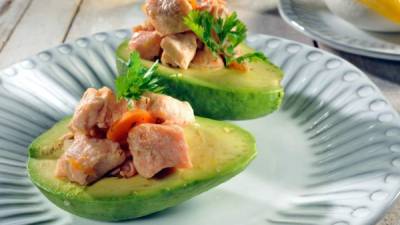 Colocar el atún en escabeche dentro de los aguacates y servir.