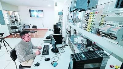 La UTH cuenta con uno de los laboratorios de ingeniería más modernos. Foto: Yoseph Amaya.