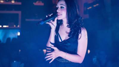 FVNY, cantautora independiente centroamericana, originaria de Tegucigalpa, Honduras.