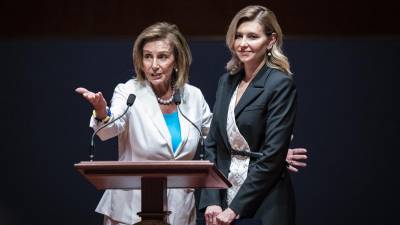 La líder de la Cámara Baja de EEUU, Nancy Pelosi, presenta a la primera ucranian, Olena Zelenska, quien pidió armas al Congreso.