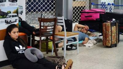 Familias completas han tenido que pasar la noche en el aeropuerto. Unos porque sus vuelos fueron cancelados, otros por no poder llegar a sus comunidades.