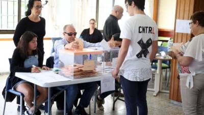 Antonio Acosta es el primer ciudadano sordociego de España al que le ha tocado presidir una mesa electoral. En la imagen, durante las votaciones de la mesa de la capital tinerfeña donde realiza las funciones de presidente. EFE