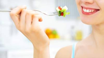 La mujer debe mantener una dieta saludable para evitar subir de peso durante la menopausia.