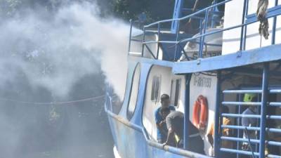 El barco Ángel Junior I en el momento que estaba tomando fuego.