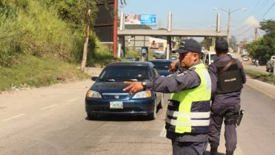 Dos agentes en un operativo del bulevar del sur.