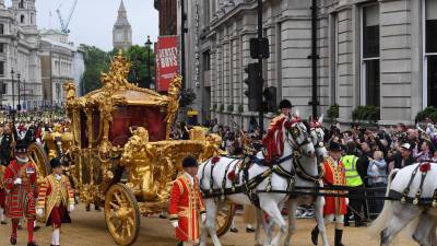 La carroza de oro de la reina, fue una de las principales atracciones durante el desfile.