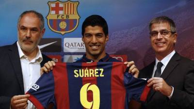 Luis Suárejunto al director deportivo Andoni Zubizarreta y el vicepresidente del Barcelona Jordi Mestre.