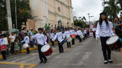 Los escolares durante los desfiles patrios en el centro de Santa Bárbara.