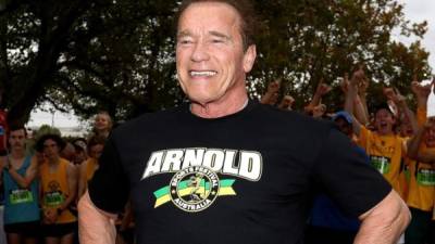 Arnold Schwarzenegger ayuda a los niños de fundación After-School All-Stars durante la crisis del COVID-19.