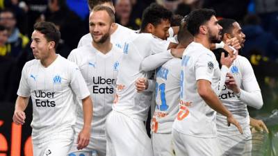 Los jugadores de Marsella celebran después de marcar su segundo gol durante el partido de contra Brest en el estadio Orange Velodrome en Marsella.