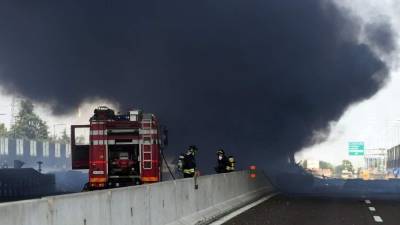 Un puente sobre la circunvalación resultó en parte quebrado y estallaron numerosos automóviles. Foto: AFP