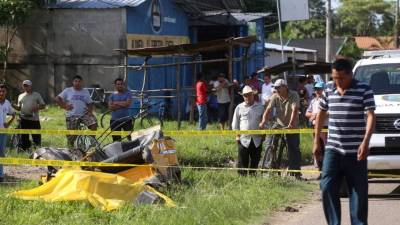 El vehículo que conducía Miguel Ángel Díaz quedó destruido a la orilla de la carretera.