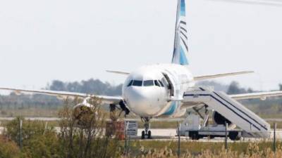 El desvío del avión de EgyptAir 'no está vinculado con el terrorismo'. AFP