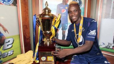 Rubilio Castillo posa junto al trofeo del Apertura. El primero de su carrera, algo que disfruta al máximo.