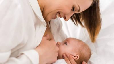 La leche materna tiene múltiples beneficios para la salud del bebé y de la madre.