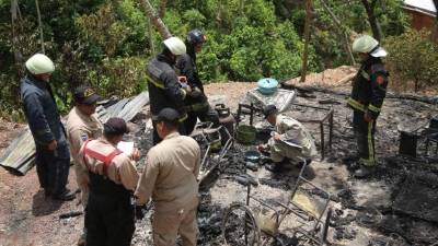 Los bomberos buscaban las causas del sinistro.