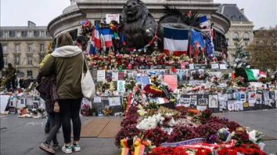 Un mes después de los atentados que costaron la vida a 130 personas en París y Saint Denis, Francia recuerda hoy la tragedia, mientras los investigadores siguen sin localizar a algunos de los sospechosos.