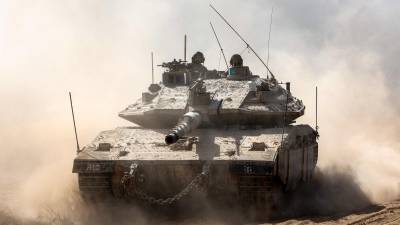 Miles de soldados israelíes esperan en la frontera con Gaza la orden del Gobierno para una incursión militar.