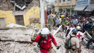 Fotografía cedida por la Casa Presidencial de México, del mandatario Enrique Peña Nieto, durante un recorrido por el municipio de Jojutla, en el estado de Morelos (México), luego del sismo de magnitud 7,1 en la escala de Richter que sacudió fuertemente el centro del país este martes.