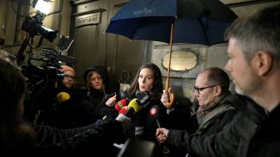 La secretaria de la Academia Sueca, Sara Danius, brinda declaraciones sobre el hombre acusado de acoso.