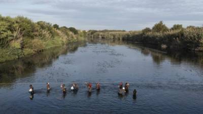 Los migrantes siguen cruzando el río Bravo agravando la crisis humanitaria en la frontera de Texas./AFP.