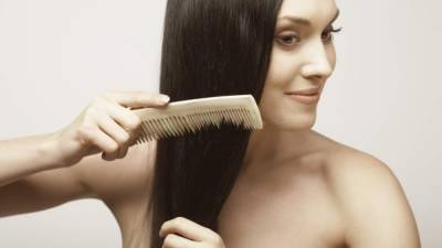 Siempre cepille el cabello, ayuda a distribuir el aceite natural del cuero cabelludo por toda la superficie de la cabeza.