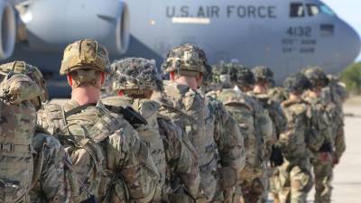 Estados Unidos enviará los primeros 3,000 militares a Europa del Este mientras se incrementan tensiones con Rusia.