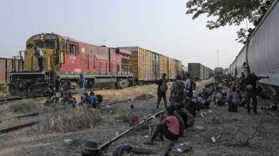 Cientos de migrantes optaron por subir a La Bestia para seguir su ruta hacia EEUU ante las redadas de las autoridades mexicanas./AFP.