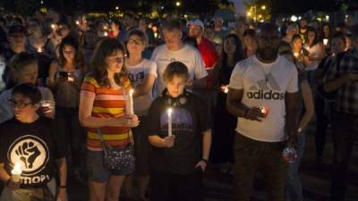 Decenas de personas se sumaron a una vigilia tras el ataque en Charlottesville.
