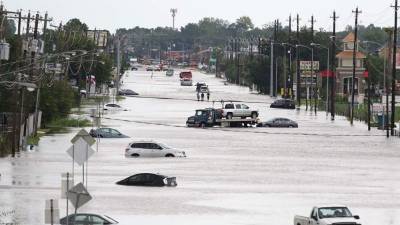La conocida calle Telephone de Houston, donde muchos autos siguen varados.