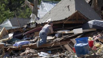 Las tormentas arrasaron con varias residencias en Iowa el fin de semana pasado y ayer en el sur de Texas.