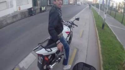 Alexander Hennessy paseaba en bicicleta junto a sus amigos cuando fue interceptado por un delincuente.