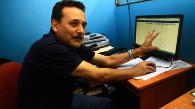 Rony Ventura, coordinador de Infotecnología, muestra las estadísticas.