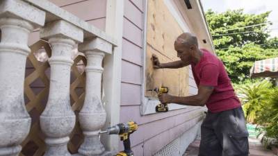 En Miami, los ciudadanos se preparan ante el paso del huracán Irma que podría afectar este fin de semana.