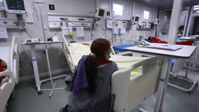 Madres cuidan de sus hijos hospitalizados en la sala de dengue del hospital Mario Catarino Rivas.