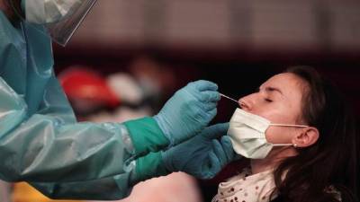 Una mujer se realiza un test rápido de coronavirus. Fotografía: EFE.