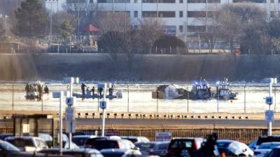 Equipos de rescate buscan los cuerpos de las víctimas en el río Potomac.