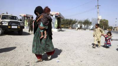 Varias personas huyen del conflicto al norte de Afganistán. EFE/Archivo