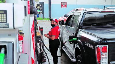 Una bombera vende combustible en una estación de la zona norte del país.