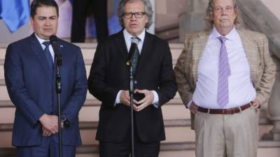 El presidente Juan Hernández, el secretario de la OEA, Luis Almagro, y el facilitador John Biehl en Casa de Gobierno.