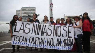 Mujeres de organizaciones sociales durante el homenaje a las víctimas en el altar en el medio del Parque Central de la Ciudad de Guatemala. EFE/Archivo