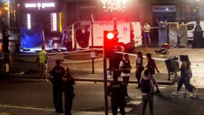 Imagen de la furgoneta que ha provocado el atentado ocurrido por la tarde en las Ramblas de Barcelona, un atropello masivo en el que una furgoneta ha arrollado a varios peatones que paseaban por la zona, y en el que un total de 13 personas han fallecido y más de 50 han resultado heridas. EFE/Quique García