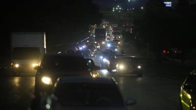 Ciudadanía reclama la falta de operativos de tránsito para agilizar el tráfico vehicular en horas picos.