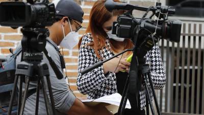 Fotografía muestra a profesionales de la comunicación durante una cobertura periodística en Honduras.