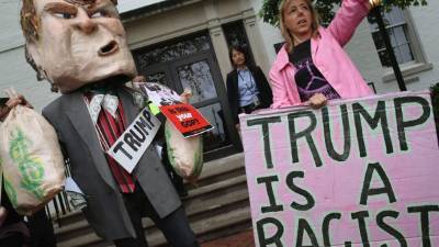 Los manifestantes se apostaron cerca de la sede del Partido Republicano, donde el magnate Donal Trump llegó para reunirse con los líderes de su partido y tratar de unirse para evitar que Hillary Clinton llegue a la presidencia en las elecciones de noviembre. Fotos: AFP