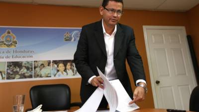 El ministro Marlon Escoto al momento de revisar el documento de la propuesta enviada al Congreso.