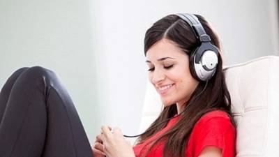 La exposición a fuertes sonidos causa la sordera.