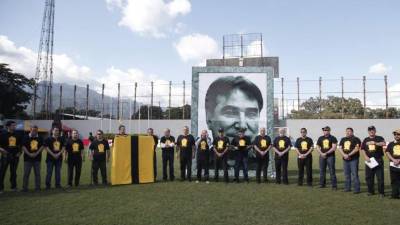 Momento en que nombraban a Mario Verdial como Presidente Eterno del Real España.