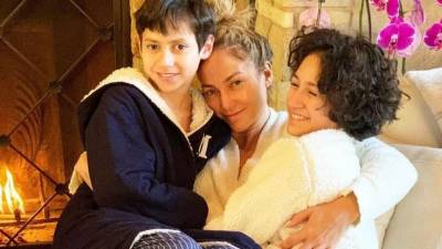 Jennifer López junto a sus hijos Max y Emme.