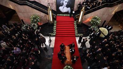 Familiares y amigos participan en el homenaje de la actriz mexicana Silvia Pinal, este sábado en el Palacio de Bellas Artes en Ciudad de México.